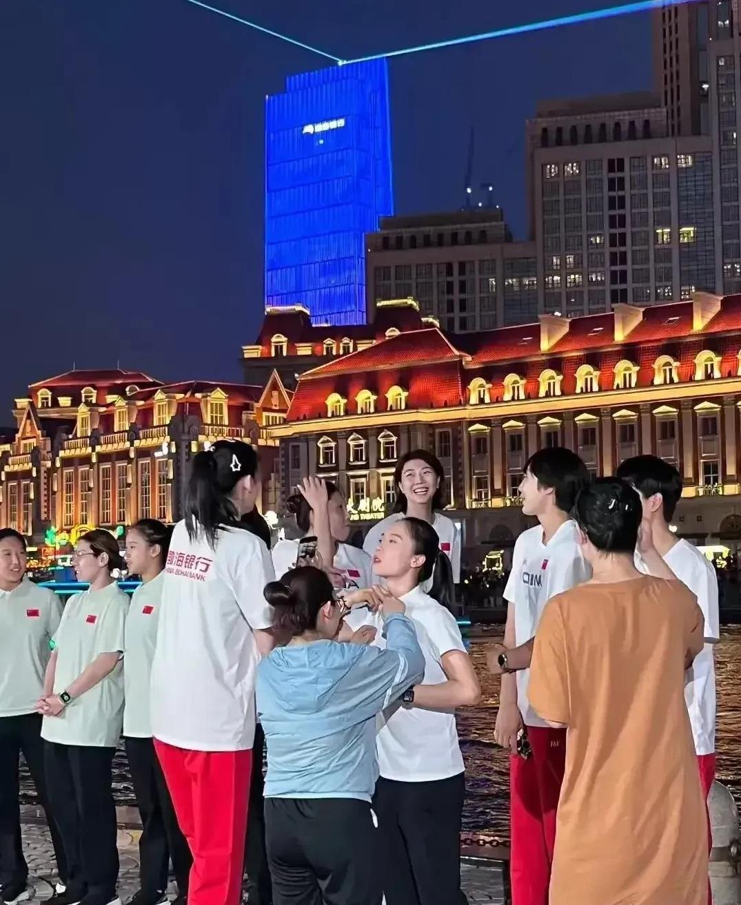 【天津女排逛海河，早知我也去了】天津女排队员逛海河夜景，海河边消夏，又平添了一