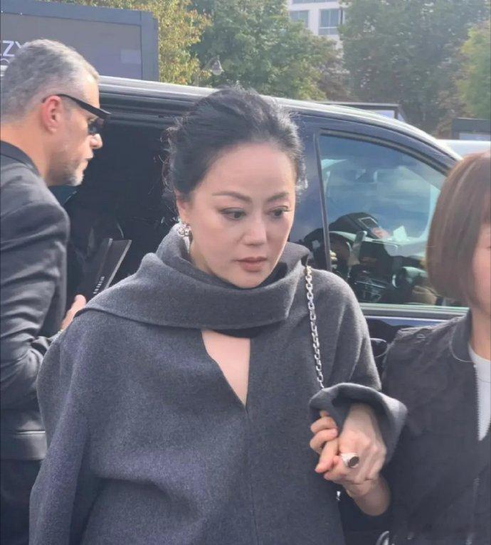 60岁的章小蕙生图并不年轻，离开美颜滤镜，是能看出年纪的，但她衣品很好，很有气质