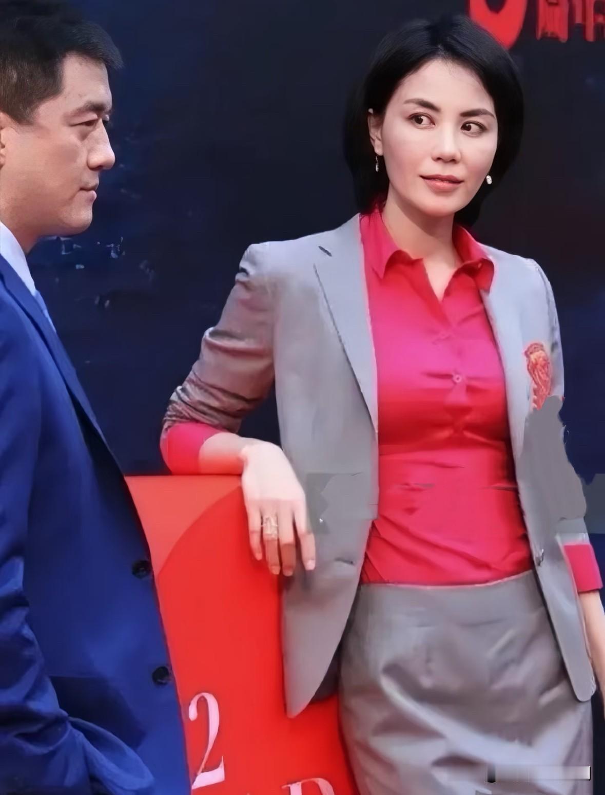 王菲那会还是爱李亚鹏，看她眼神直勾勾的动作是藏不住爱情。李亚鹏都是自作主张跑去