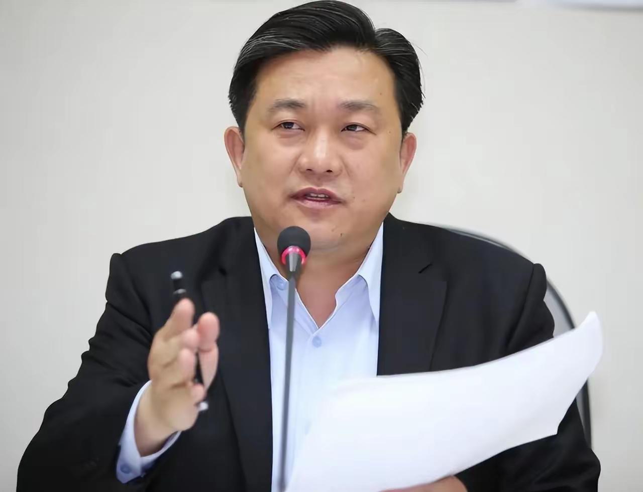 王定宇称陈挥文因批评郑丽文而“被辞职”，郑丽文今日出席活动时先笑了下，秒回：“尊