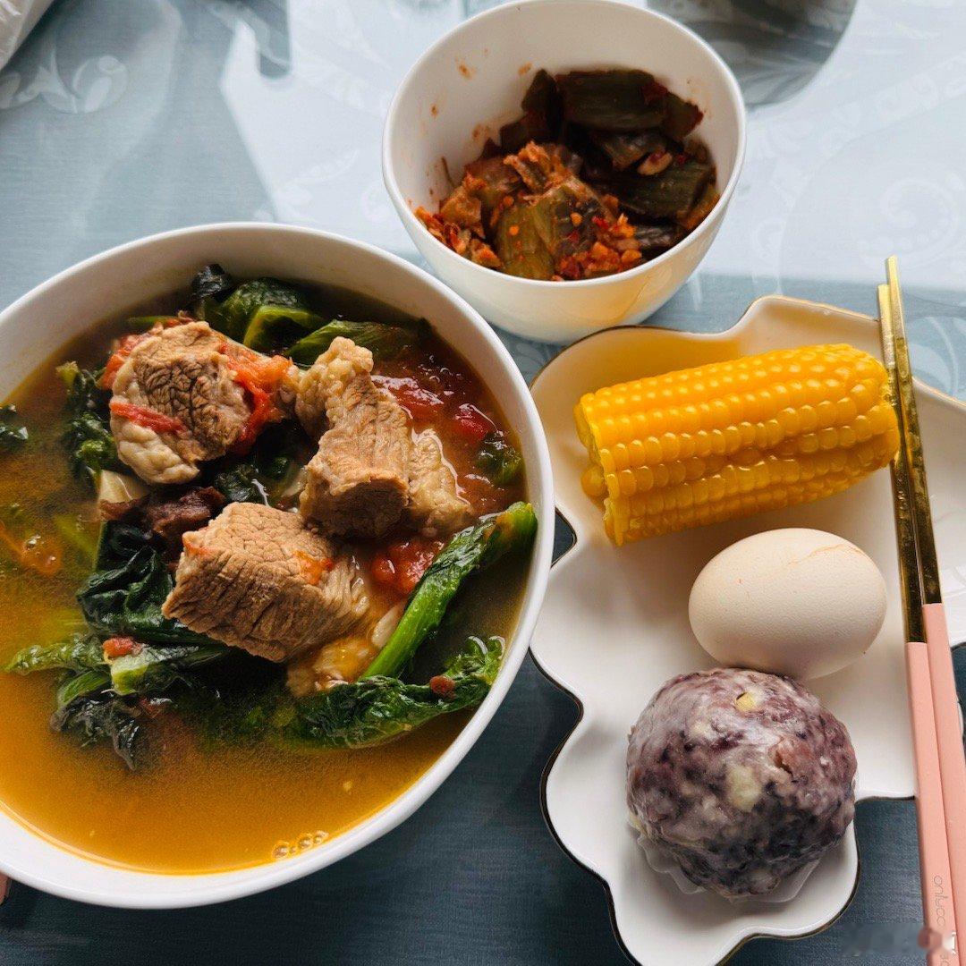 午饭是昨天炖的牛肉汤，加一把莴苣叶。昨天的牛肉还能吃三顿，因此明天后天大后天中午