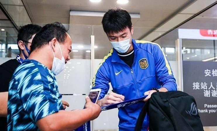 朝鲜赴日参赛代表团有两人在赛后传出不愿回国、考虑申请日本庇护。韩媒《月刊朝鲜》说