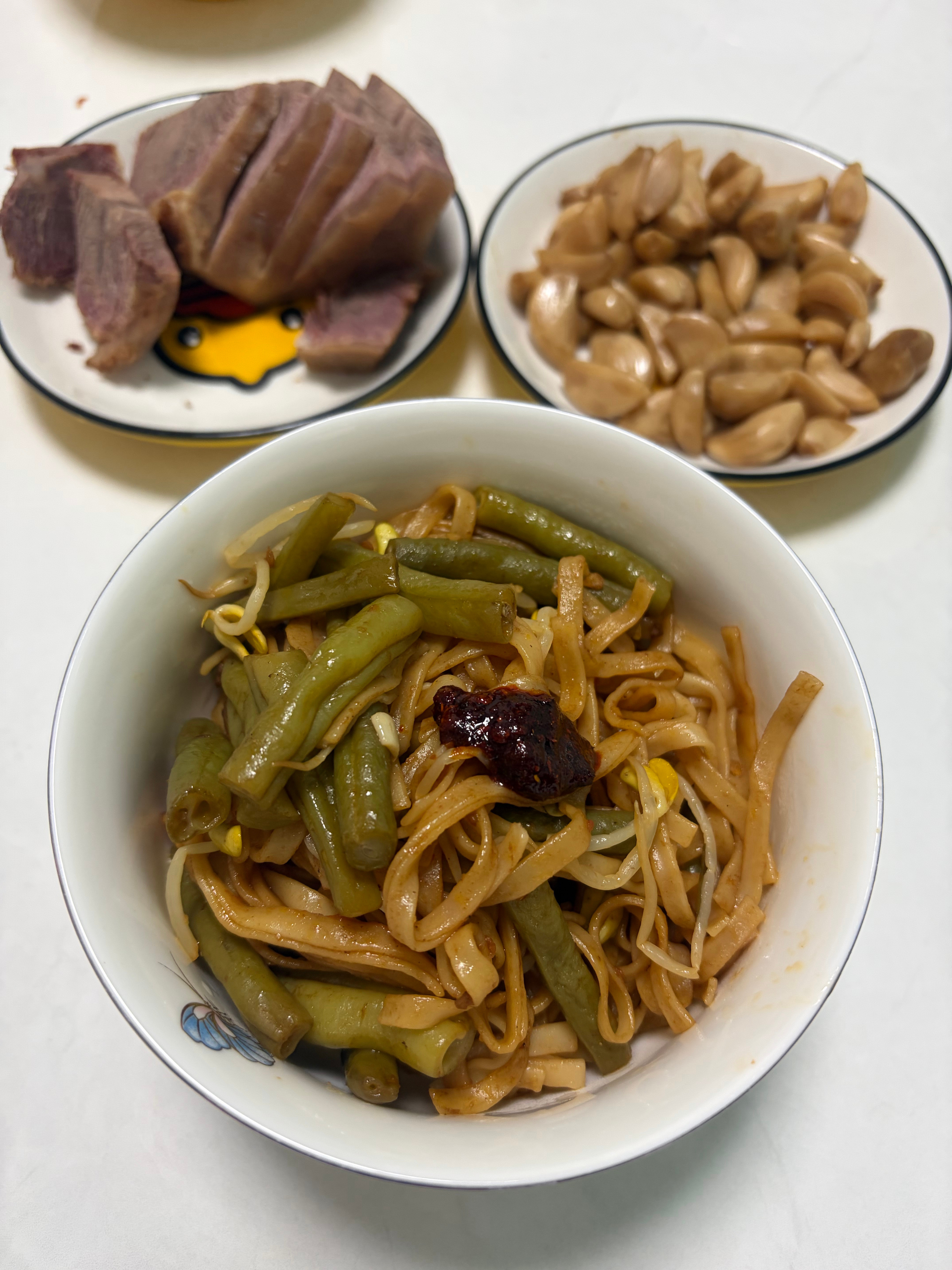 蒸面条你们都吃过没搭配糖蒜一吃一个不吱声​​​