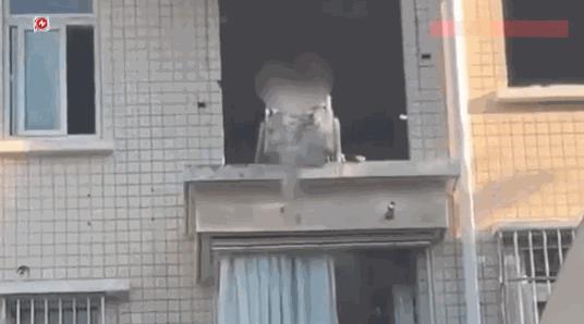 “必须严惩！”8月24日，湖北武汉，一处小区的4楼业主在装修房子时，竟直接把建筑