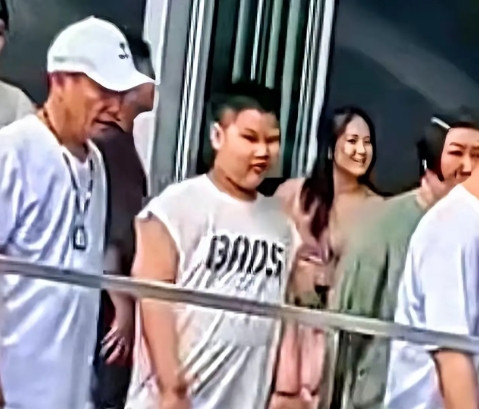 郭汾阳废了！最近有媒体拍到郭德纲一家落地上海机场，王惠、郭汾阳全部都被拍到。