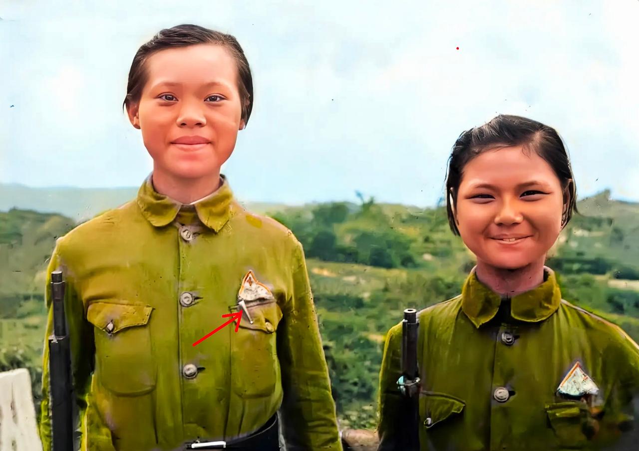 这是两名抗战中国女兵的最美照片。两个小姑娘手持钢枪，面对记者的镜头，露出了甜美的