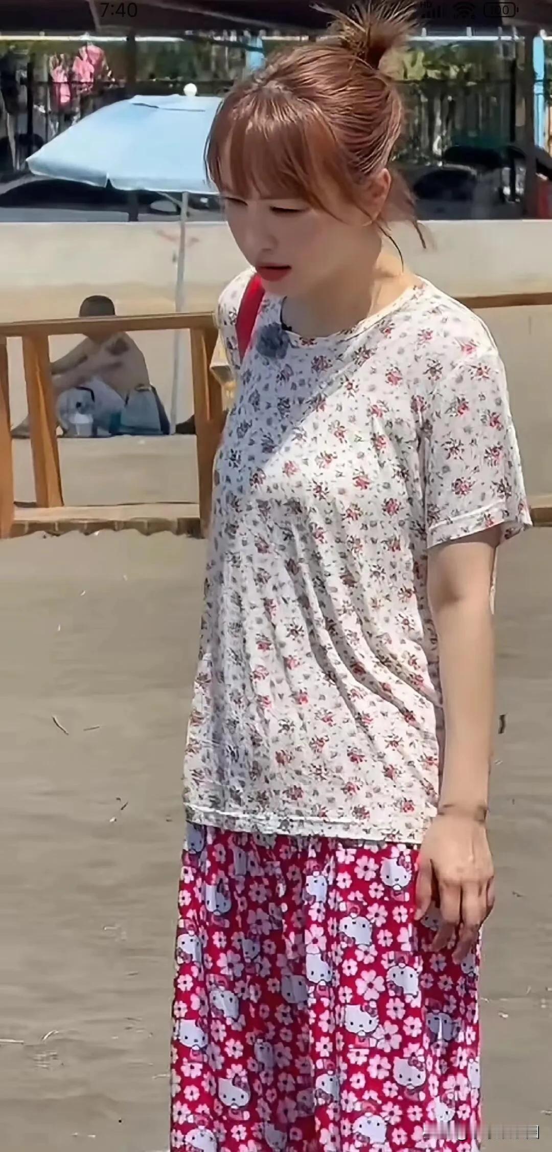 救命！吴昕这穿搭是把“奶奶衣柜”搬来了吧！碎花小衫配HelloKitty小