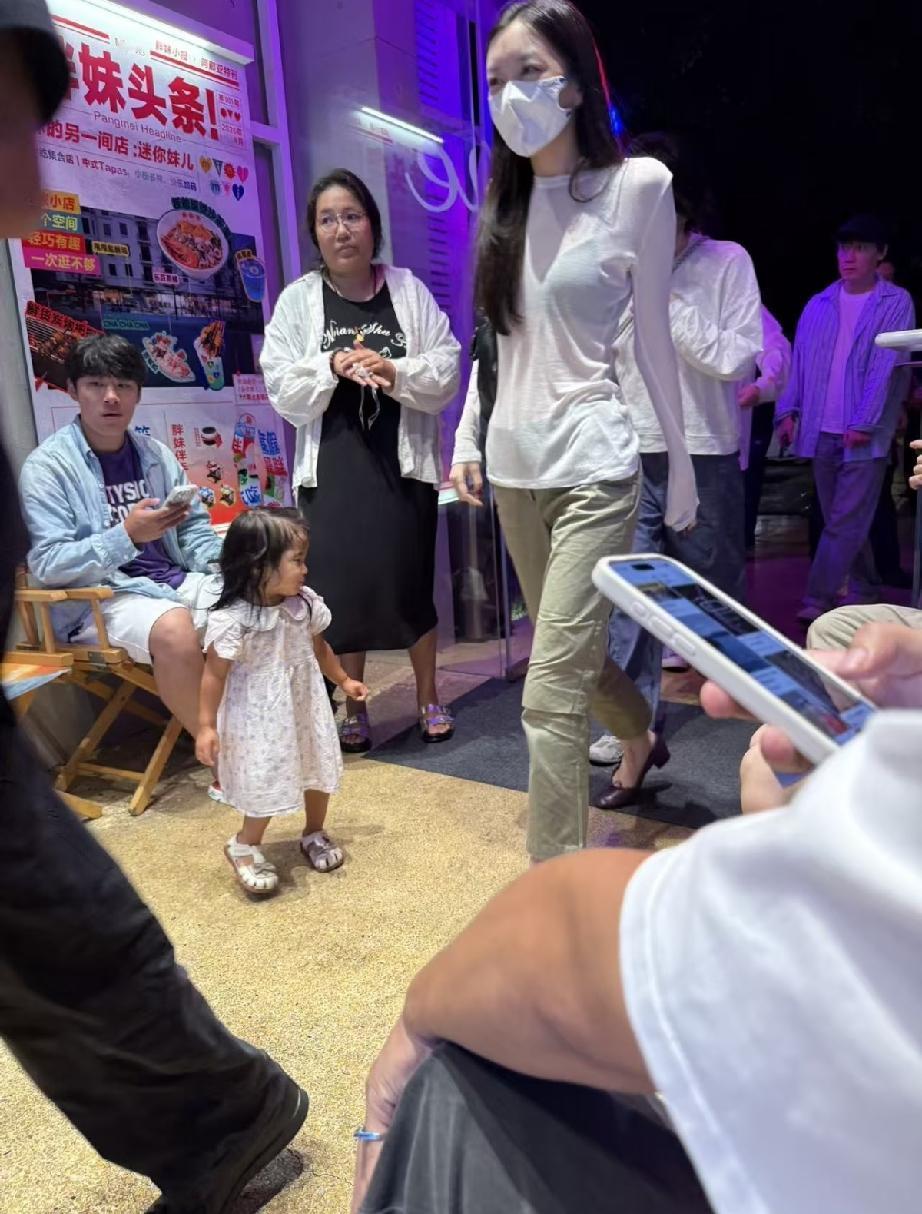 8月28日，有网友在阿那亚一面馆吃饭时偶遇王菲和李嫣，李嫣打扮太成熟了，脚上是3