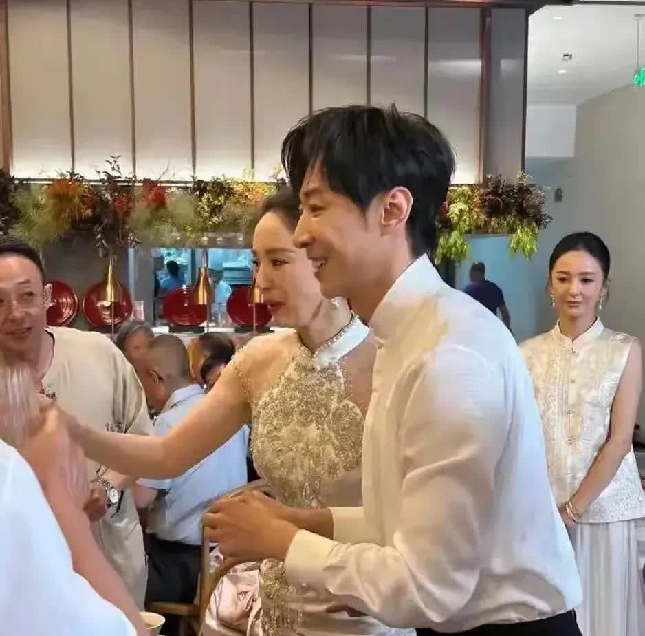 董璇这事儿做得真挺明白的，二婚女人就该像她这么清醒。你看她为了闺女小酒窝，跟现任