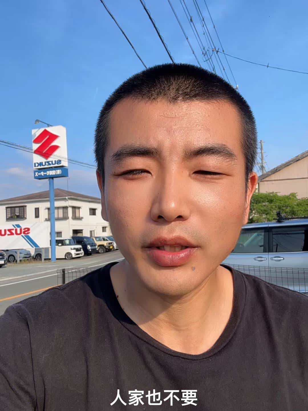 在日本电动车没气了，费了九牛二虎之力找了一家汽修厂，然后把轮胎的气给充了一下。充