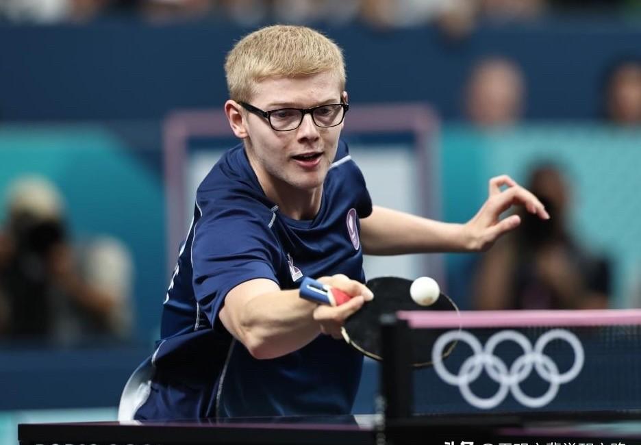 张本智和今天没吼。他咬住球拍，静静等勒布伦的第七个赛点从指缝里溜走。决胜局7