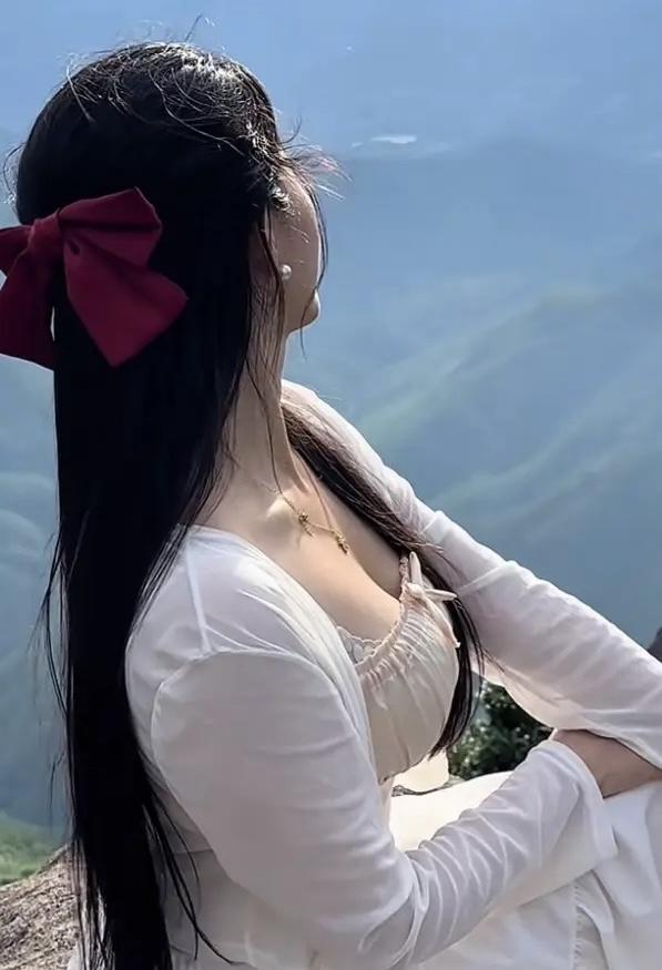 现在的女孩子为了钱真是什么底线都不要了。我邻居家有个女儿，长得挺清秀的，在一