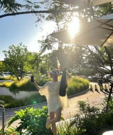 赵露思夏日随拍，文艺清新，优雅知性。夏天要结束了～