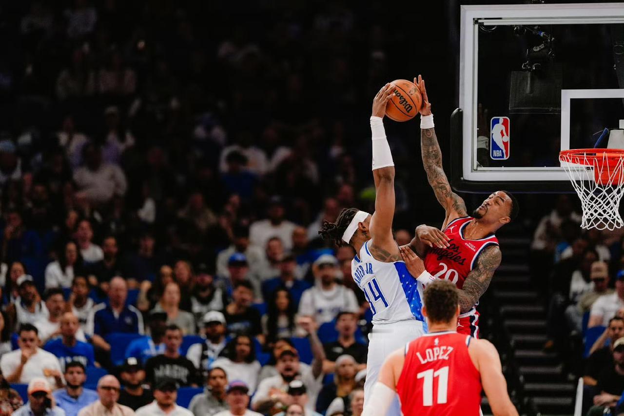 别光骂快船菜，资深球迷都看出来了，这场输球的命门藏在“挡拆陷阱”里。魔术太鸡贼，