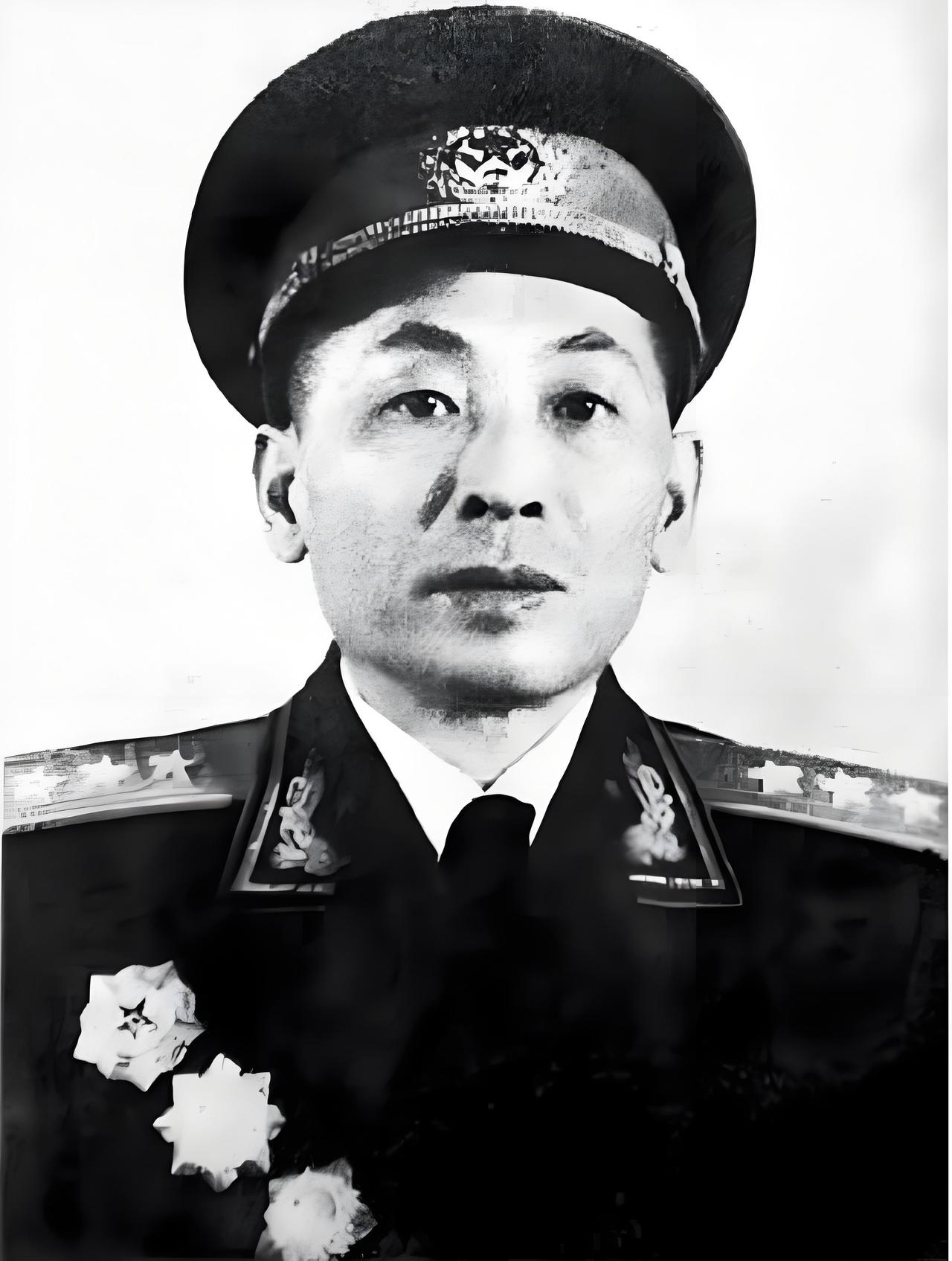 1935年，红军一位师长写完投降书信，打算率领整个部队投靠敌人，21岁的政委