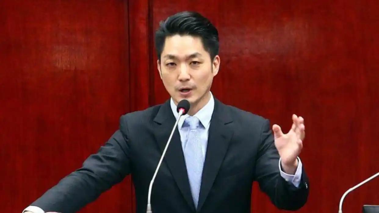 蒋万安公开宣布，他将放弃争夺国民党主席之位——这等于，是蒋家第四代，亲手掐灭了蓝