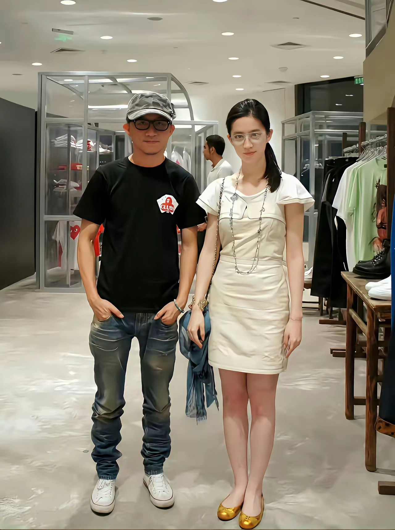刘亦菲早起合影过的路人，咋有这么多没见过的照片，她每个时期都这么好看