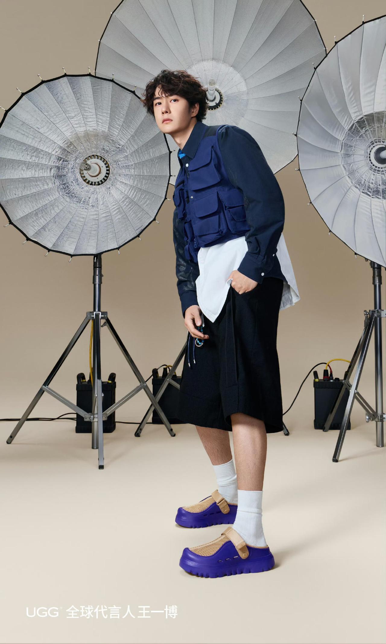 王一博，没有不帅的义务！王一博简单拍个UGG广告大片，不知道的以为他在拍时尚