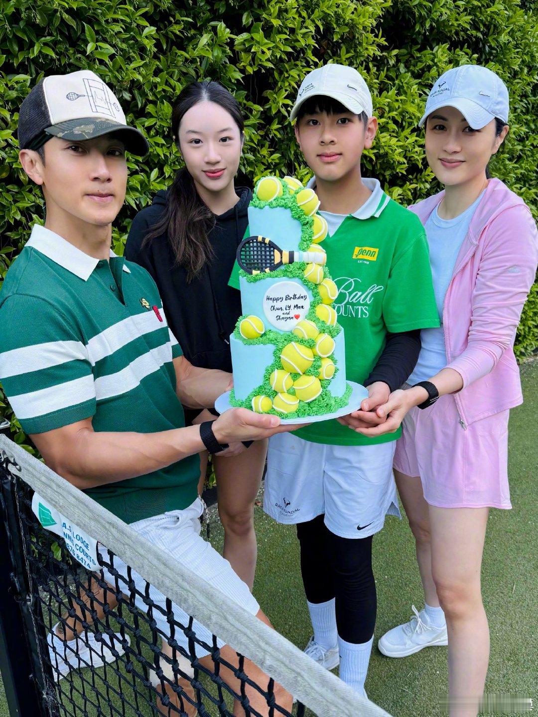 吴尊儿子女儿颜值NeiNei和Max长这么大了看Max穿着绿色运动服，拿着网球拍