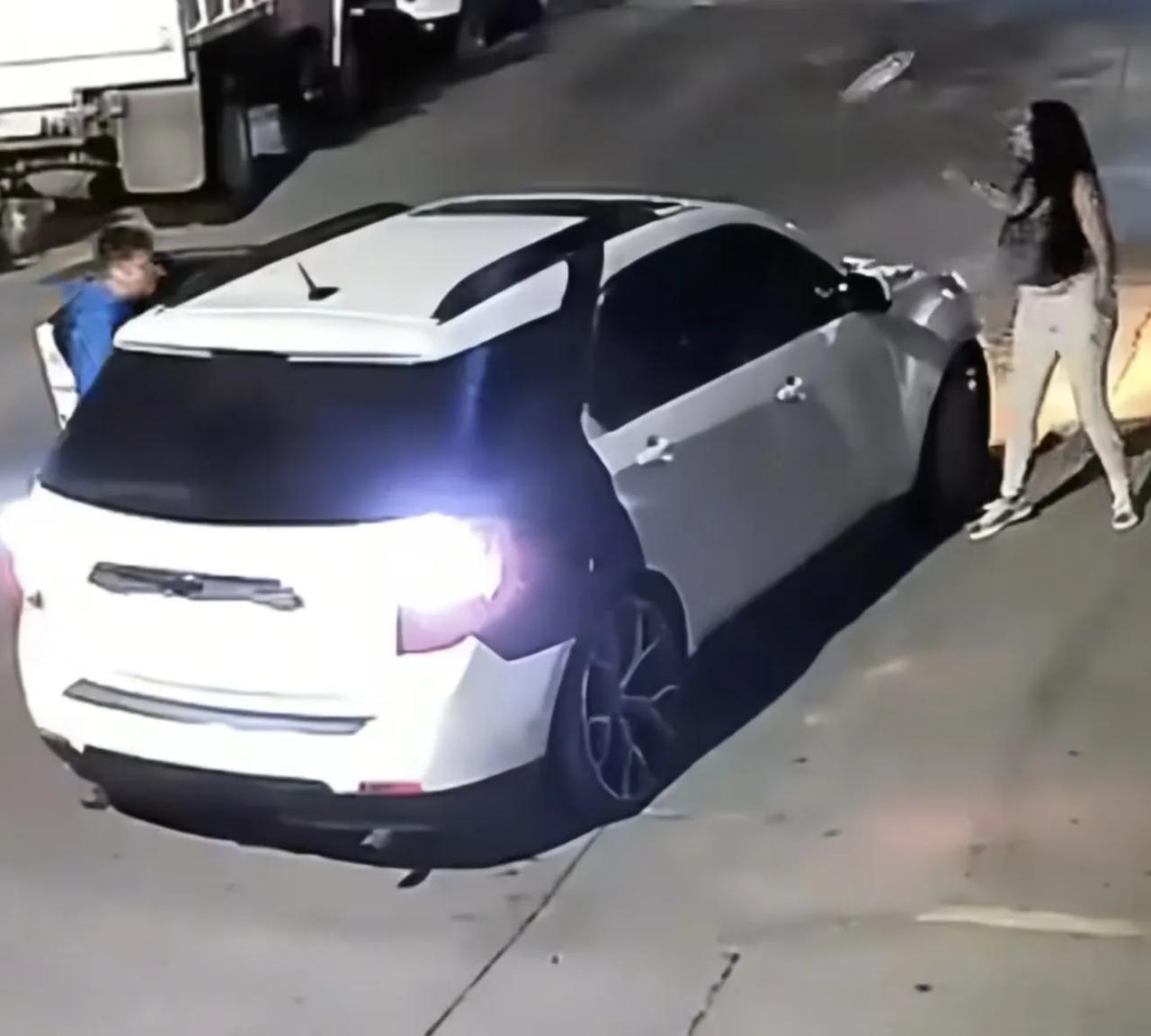本月发生在墨西哥瓜达拉哈拉街头的枪击事件当真令人错愕！这名男子与前女友当街发生争