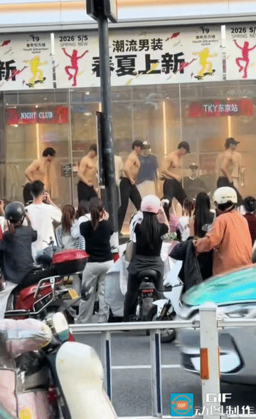 表哥，这就是你说在大城市的体面工作嘛？逛街路过潮流男装店，橱窗里一排男生赤