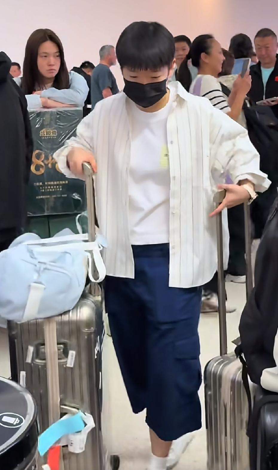 笑属人，昨天国乒到达洛杉矶，很多球迷去迎接他们！然后楚钦和莎莎还被区别对待了；