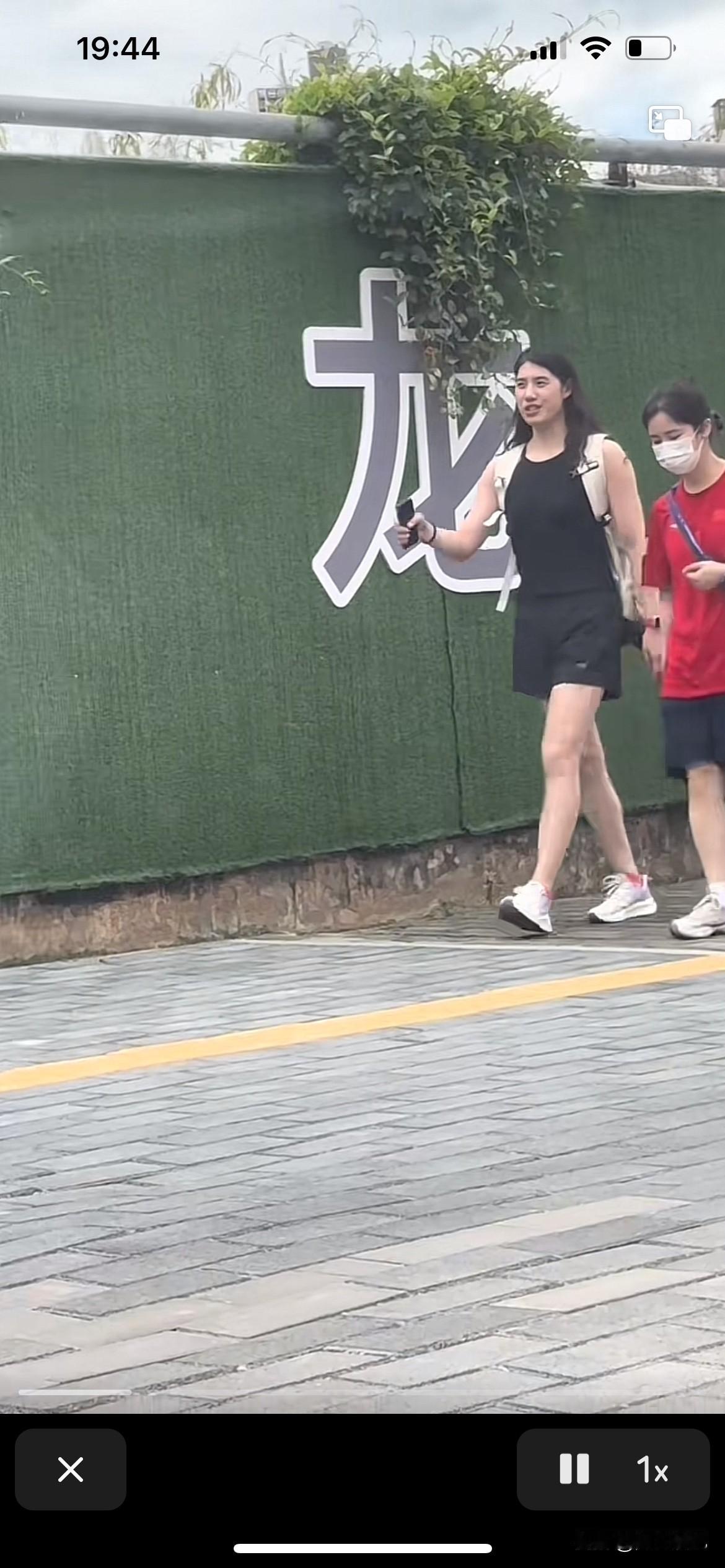 张雨霏“泳坛一姐”这个肩膀也太奇怪了，总感觉不像女生的，是不是运动员都要把手臂肩