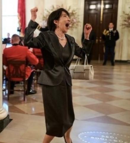 日本军事史专家山崎雅弘21日发文说：“高市早苗的粉丝们，就算自己的偶像在美国沦为