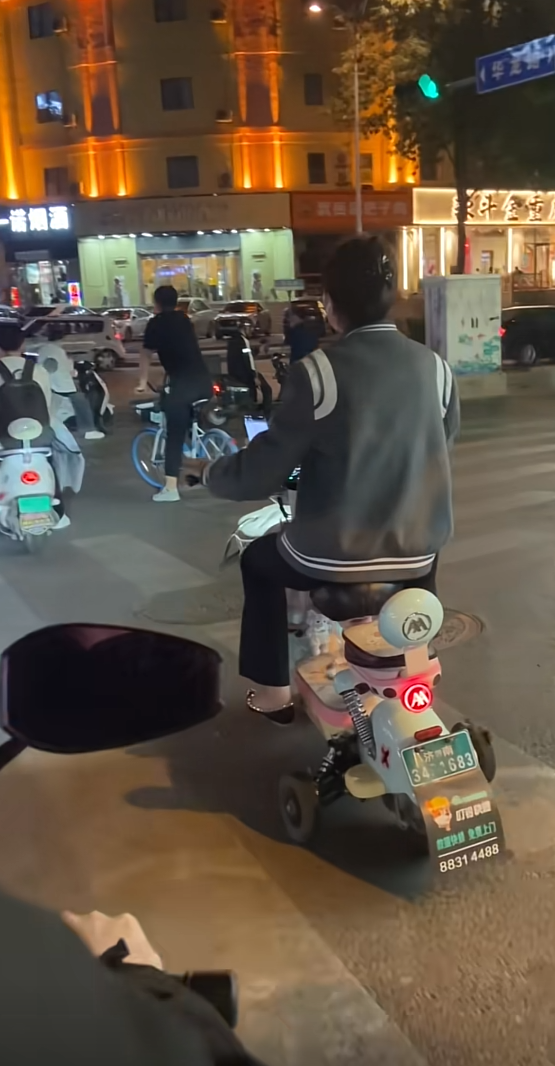 嘿这家伙不会骑电动车哎嘿