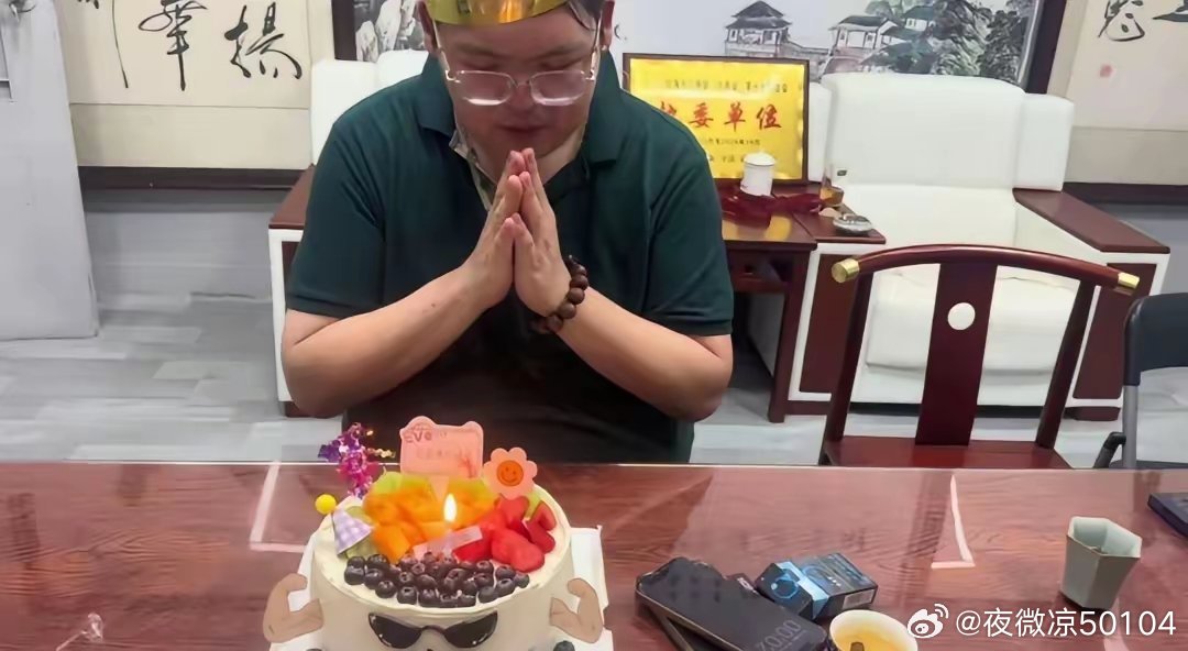 向太时隔一个月，终于回应了小儿子向佑的生日表白！前几天，向佐接受了易立竞长达四个