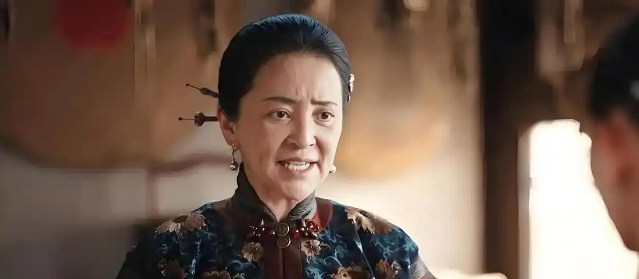 继续追剧《灼灼韶华》。李勤勤饰演的陈母，简直是太糊涂了。竟然答应儿子qj自己的
