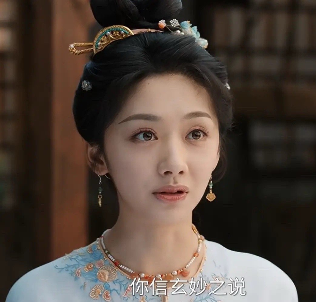 王影璐的唇妆总是有一圈黑色的，太出戏了​​​