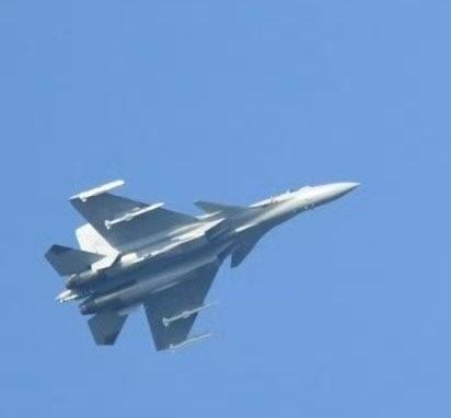 又是一个好消息啊！J-15T终于挂上PL-15空空导弹了。在此之前，J-15T一