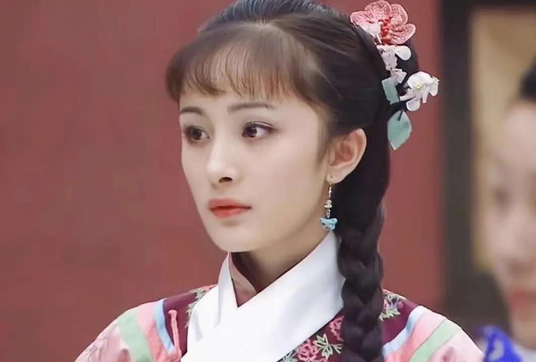 对杨幂有印象的一部女主剧是《上书房》，那时候很年轻很漂亮，是很清秀的那种漂亮。