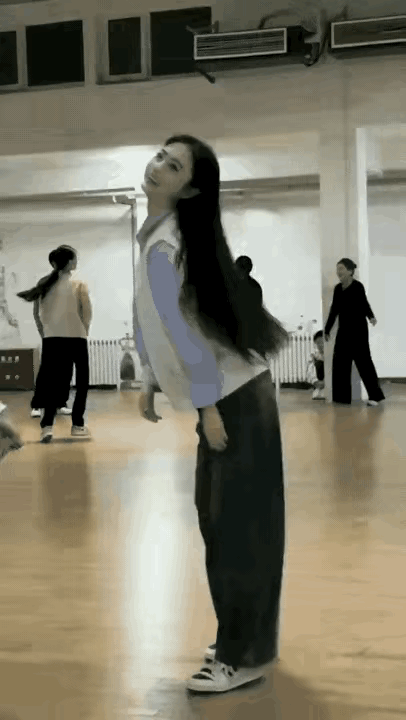 比张元英还会扭[赞]张(美女比畫