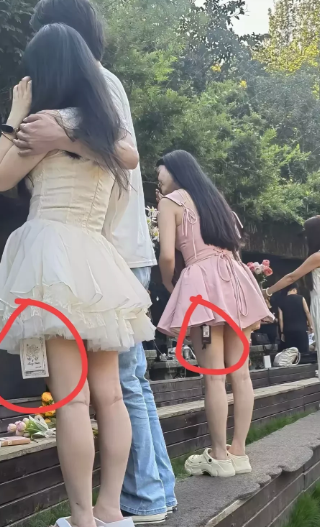 “太过分了”有一名男子跟家人前去某景区游玩，看到两名小姐姐穿着裙子跟一名男子来游
