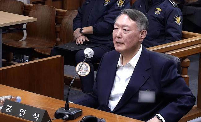 韩国的政治真是看不明白，尹锡悦当年把李明博、朴槿惠送进去的时候，大概没想到自己也