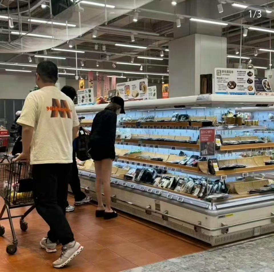 网友商场偶遇赵露思了​​​​