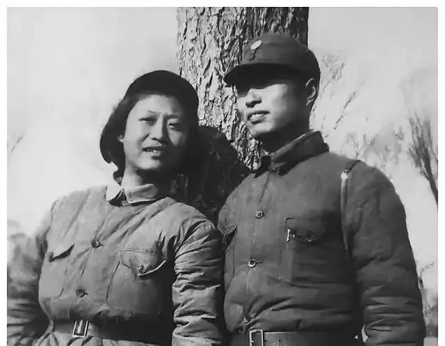 1942年，张爱萍与夫人李又兰新婚不久后的一张留影，李又兰出身富贾之家，17岁时