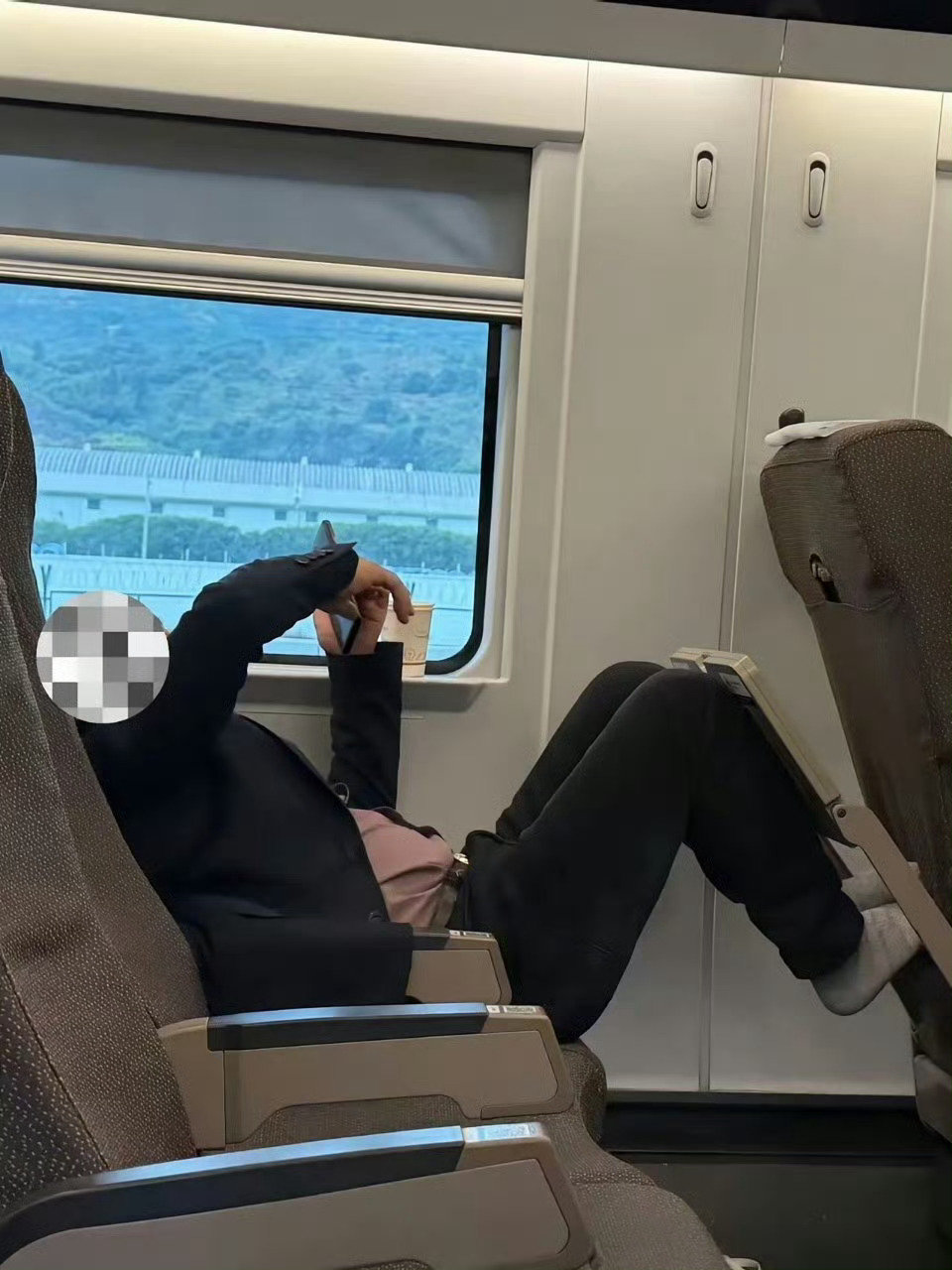 今天高铁上碰到这乘客这也太没素质了吧？​​​