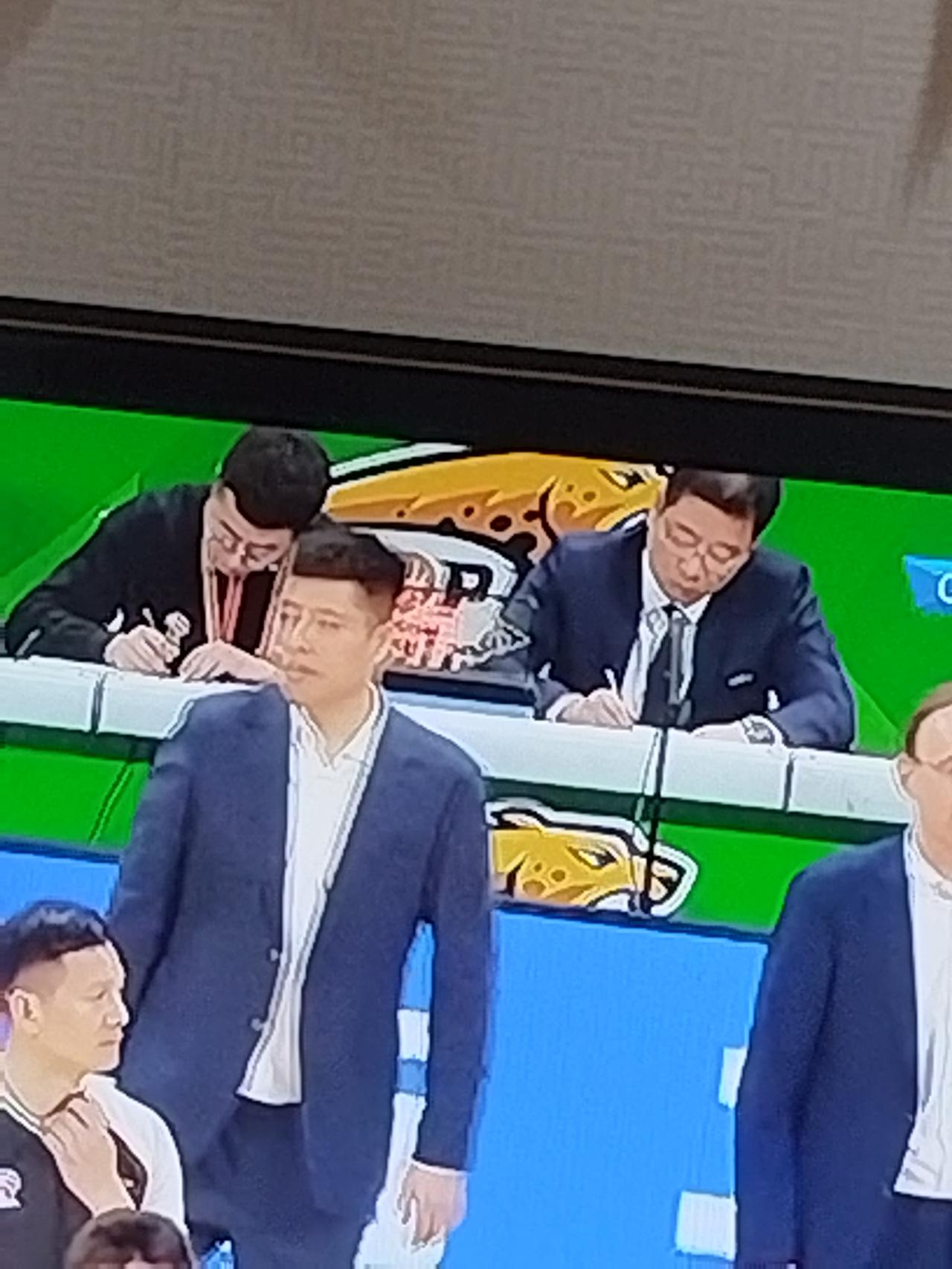 山西主教练潘江最后一节一根筋，迪亚洛在场上瞎打，搞个人英雄主义，拿球自己带，硬向