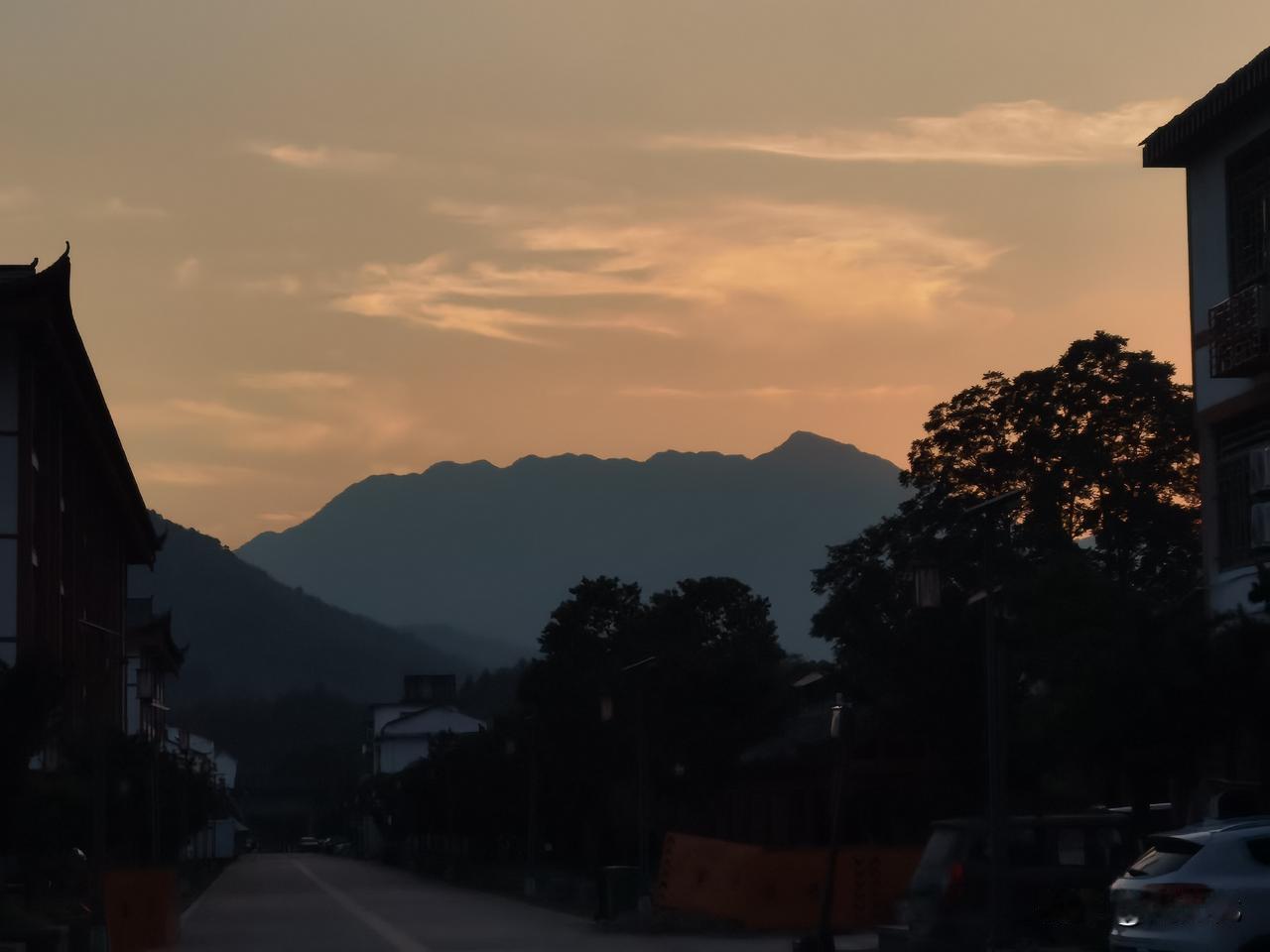 为什么修行人要有三个心？一，信心。信为功德母。修行人对一些无法想象的事物，会莫