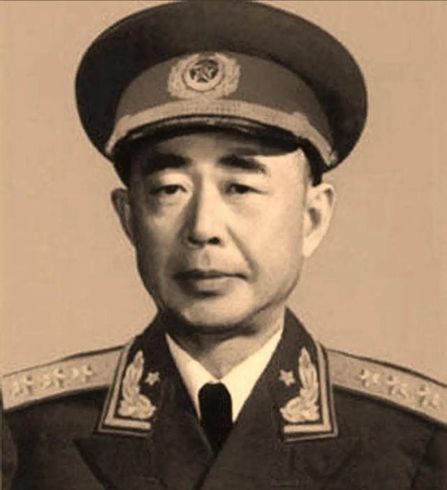 1959年，陈明仁去北京开会，带枪进了会场。大会秘书长彭真让贺龙帮忙，把