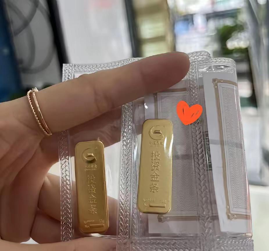 昨天买到黄金的人，估计笑的后槽牙都快露出来了，6月12日大盘金价已经涨到了915
