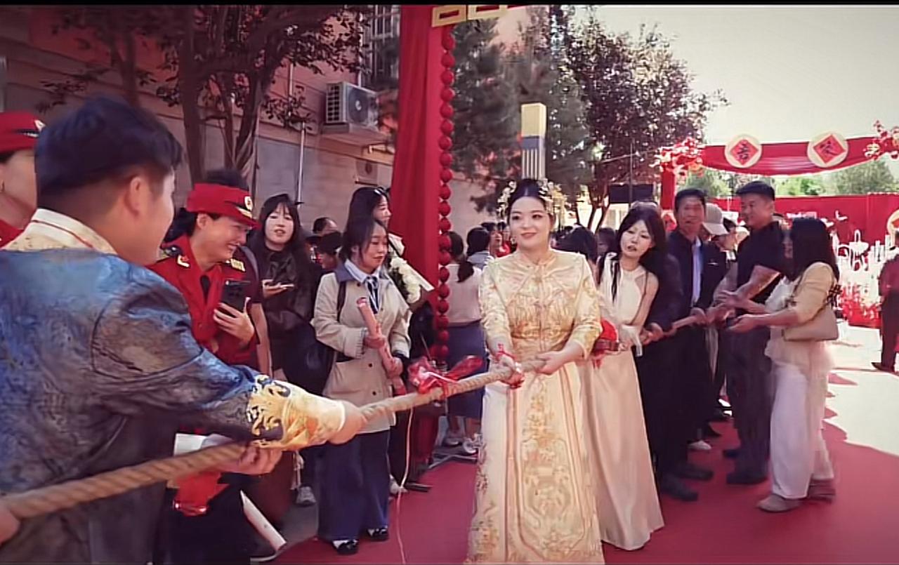 怪不得你能娶上媳妇呢，这情商真高啊！镜头记录了一对新人办婚礼的场景，有个互动