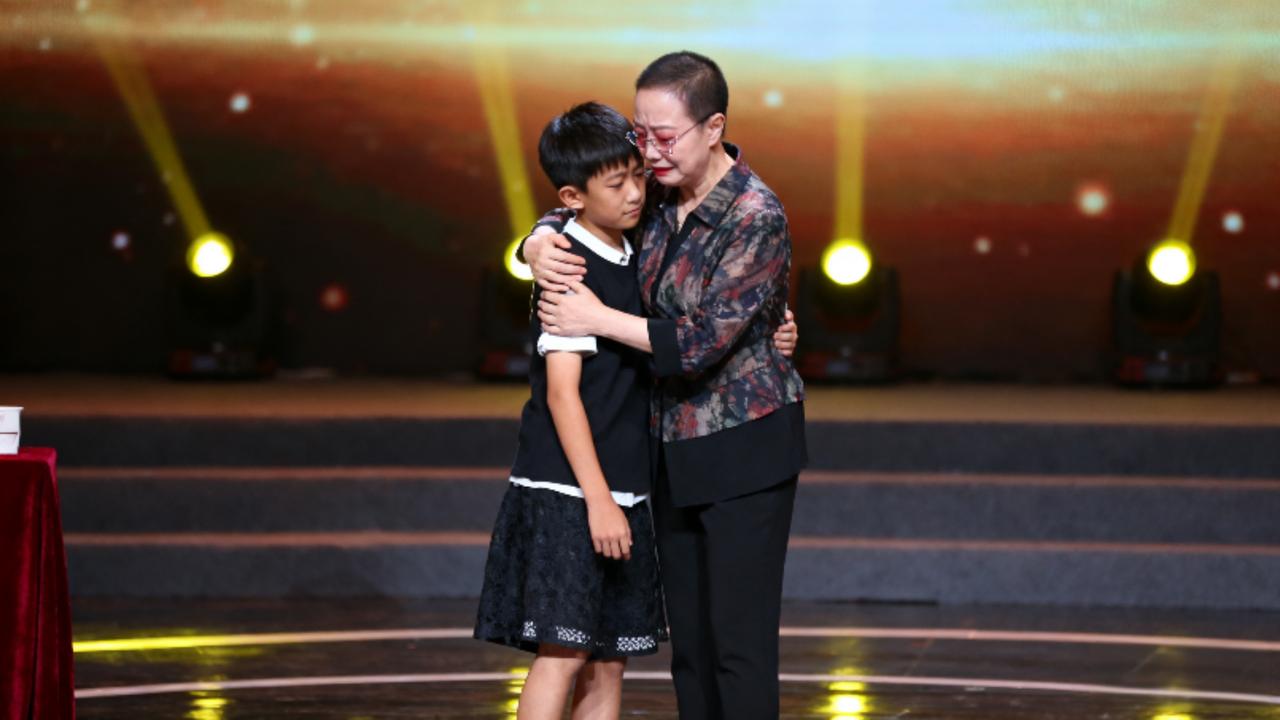 宋丹丹泪洒张一山话剧现场！20年母子情破防，1人演15角的逆袭太好哭11月