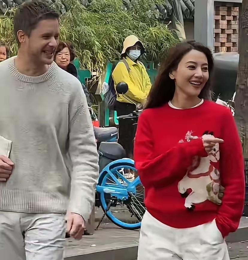 46岁的高圆圆，正在故意变老。那几张未修图，把整个娱乐圈的水分都拧干了。眼角