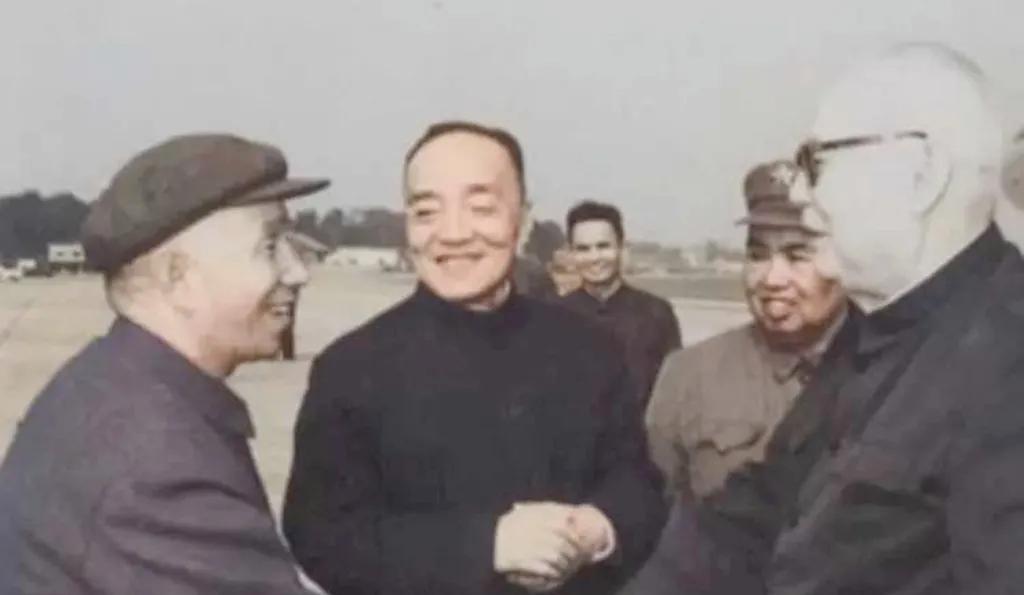七十年代末，叶剑英元帅与粟裕将军在一次重要场合亲切握手交谈的珍贵合影。照片中，两