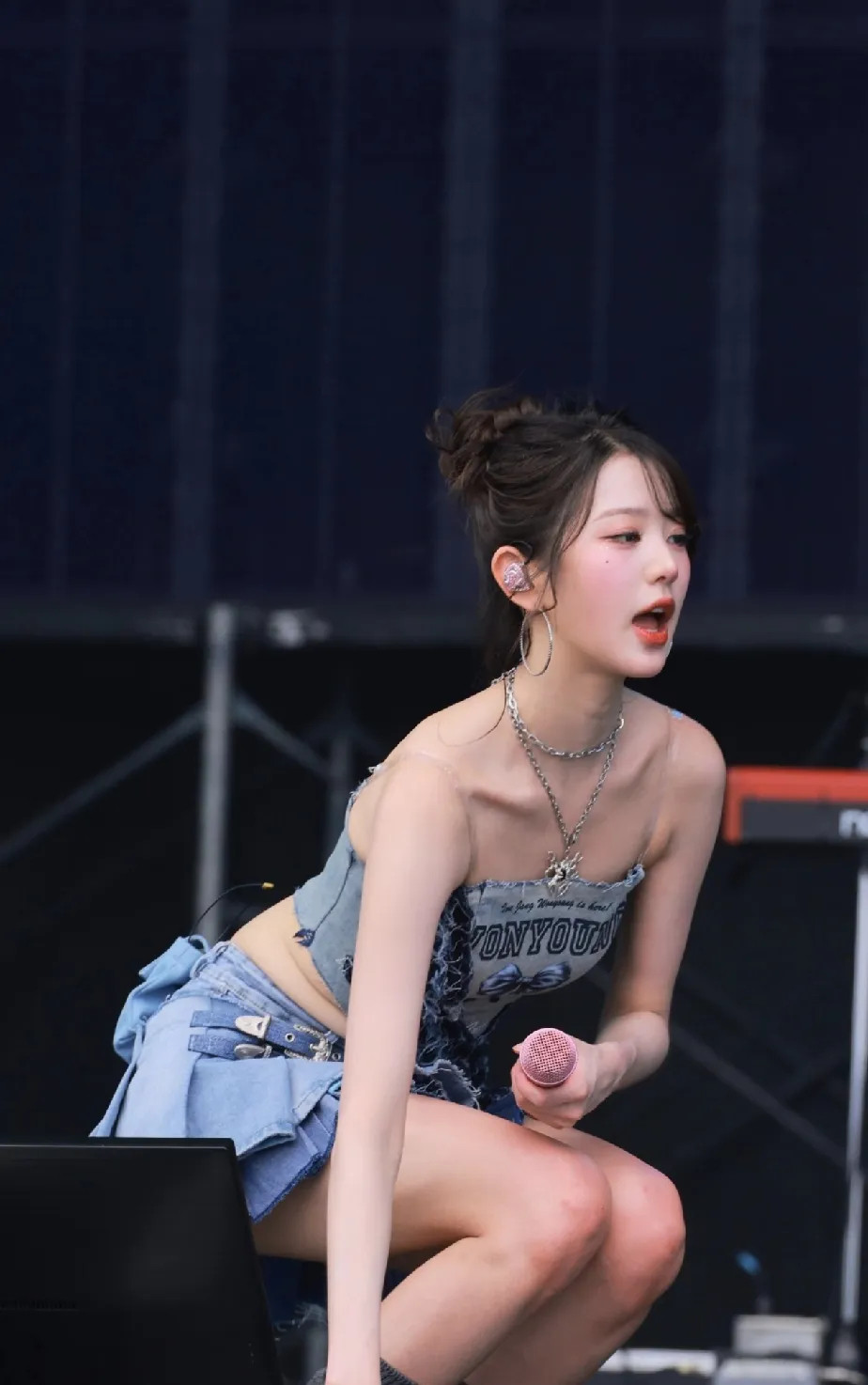 张元英的小动作一直这么多，裤子的长短也是随意拿捏观众。性感可爱，但是不擦边。​