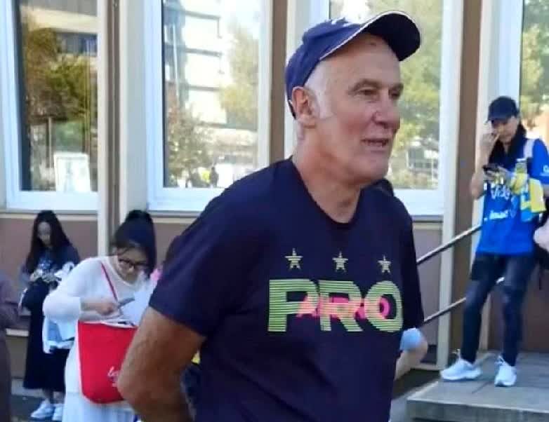 德国火车站接球星见过，接乒乓球选手真没见过。老板亲自站台，这待遇比足球巨